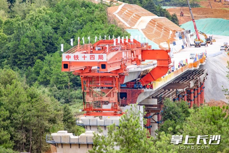 铜吉铁路建成后将大幅缩短黔湘两地时空距离。