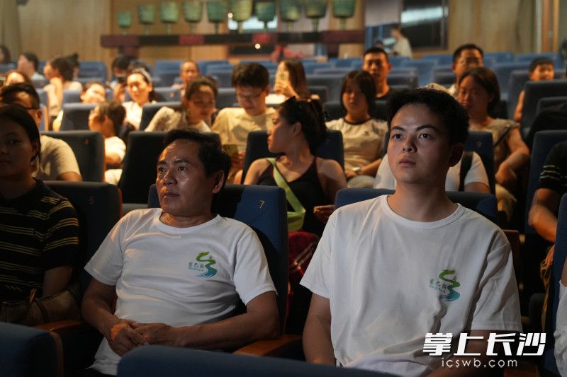 湘西龙山球迷走进长沙博物馆观看《寻长沙》。均为长沙晚报全媒体记者 尹昊天 摄