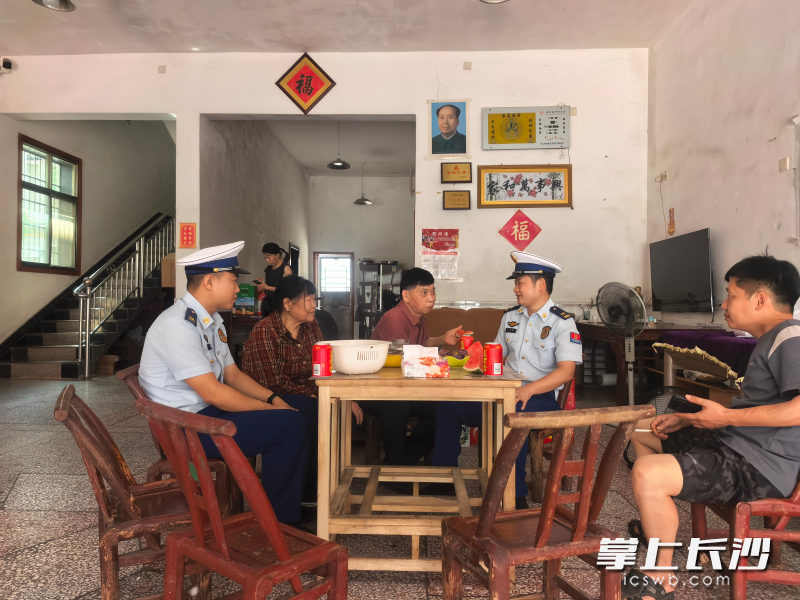 消防员在走访慰问中。 通讯员 杨来富 摄