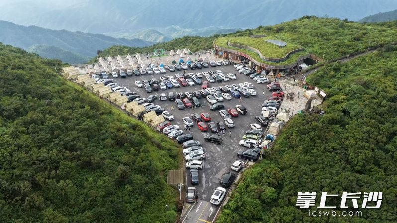 浏阳大围山国家森林公园迎来开园三十周年,当日迎客突破2万人。长沙晚报通讯员 罗豪正供图 浏阳大围山国家森林公园迎来开园三十周年,当日迎客突破2万人。长沙晚报通讯员 罗豪正供图
