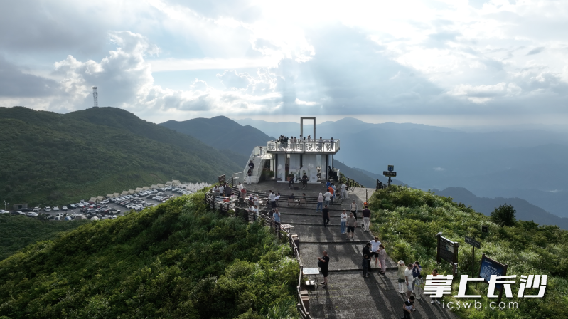 即日起,同龄人免费、联票打折、水果换门票、星空音乐会等惠民活动在大围山联袂上演。大围山国家森林公园供图 即日起,同龄人免费、联票打折、水果换门票、星空音乐会等惠民活动在大围山联袂上演。大围山国家森林公园供图