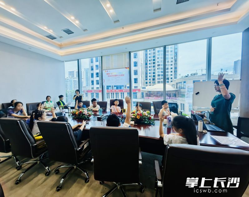 公益托管服务上5A写字楼,孩子们就在父母工作的楼宇开心托管。 均为长沙晚报全媒体记者李卓摄 公益托管服务上5A写字楼,孩子们就在父母工作的楼宇开心托管。 均为长沙晚报全媒体记者李卓摄