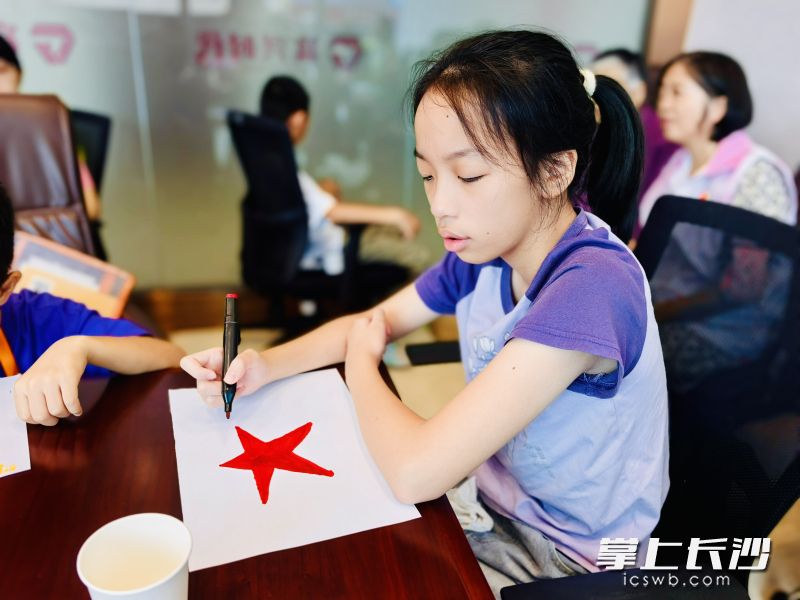 绘画做手工,托管玩得不亦乐乎。 绘画做手工,托管玩得不亦乐乎。