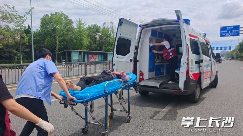 伤者被送医救治。