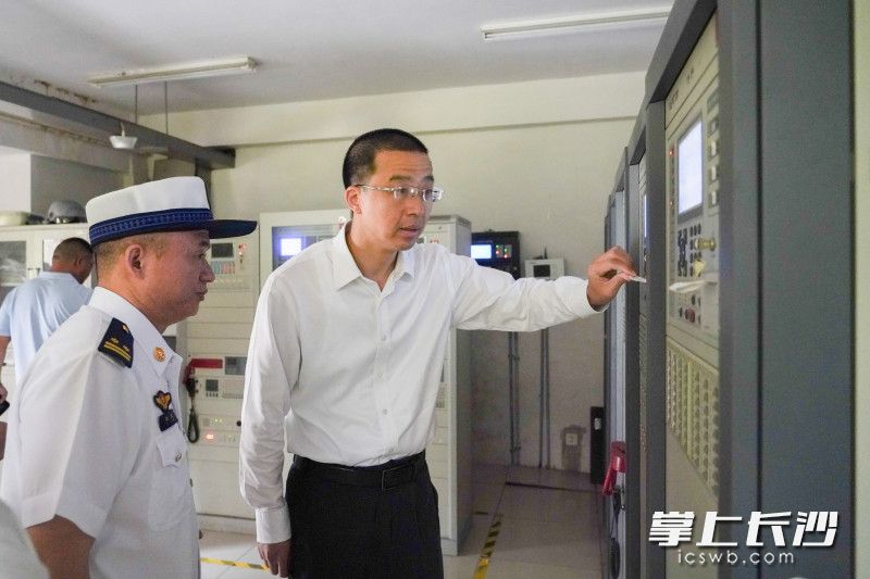在小区物业消防控制室检查设施运行情况。均为 通讯员 周慧良 摄