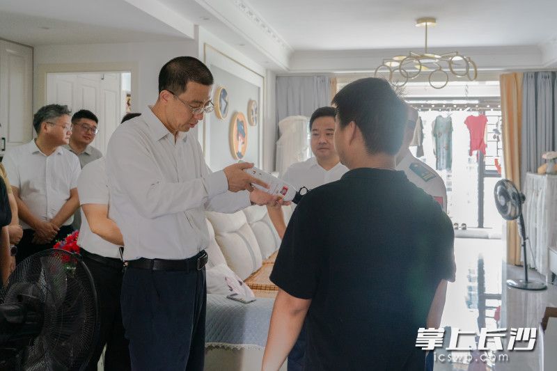 在居民家中了解消防安全技能掌握和家用应急器材配备情况。