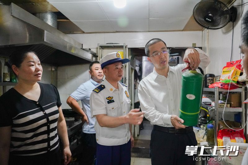 在餐饮门店检查消防安全措施落实情况。