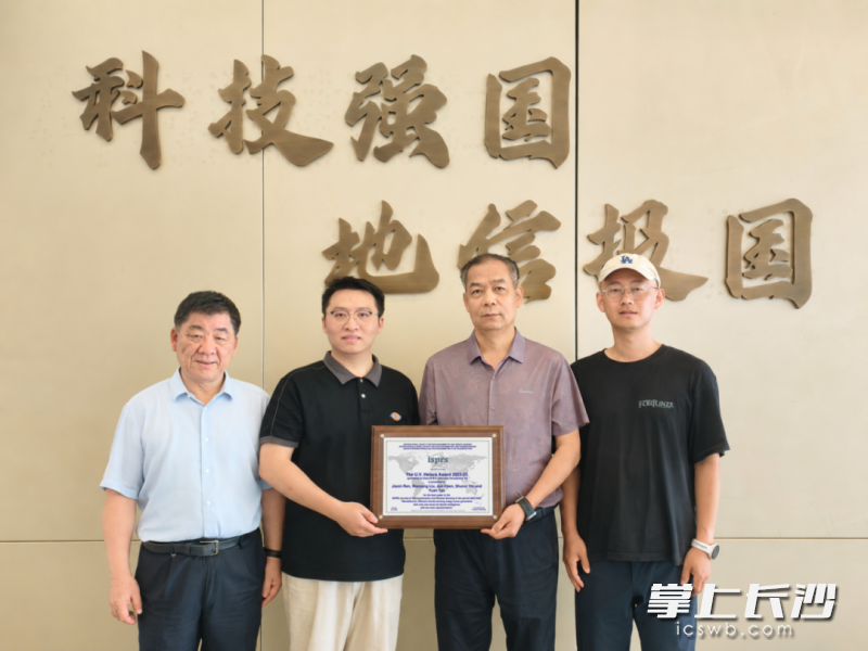 任加新（左二）与导师陈军院士（左一）、刘万增教授级高工（左三）等合影。