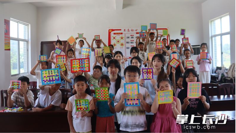 7月25日，湖南财政经济学院微光志愿队开设芷江竹编非遗公益课堂。通讯员 田桥兵 供图