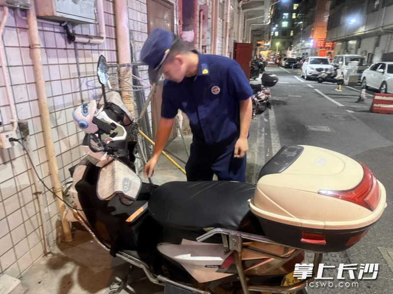 长沙经开消防在排查电动自行车安全隐患。 通讯员 张佳欣 摄