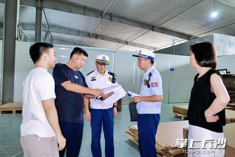 消防行政执法人员在检查。 长沙晚报通讯员 寻艳 摄