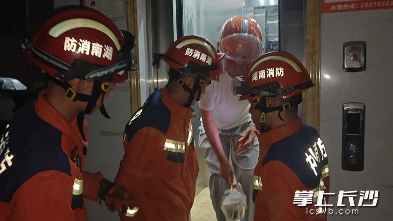 被困人员成功获救。通讯员 王磊 摄