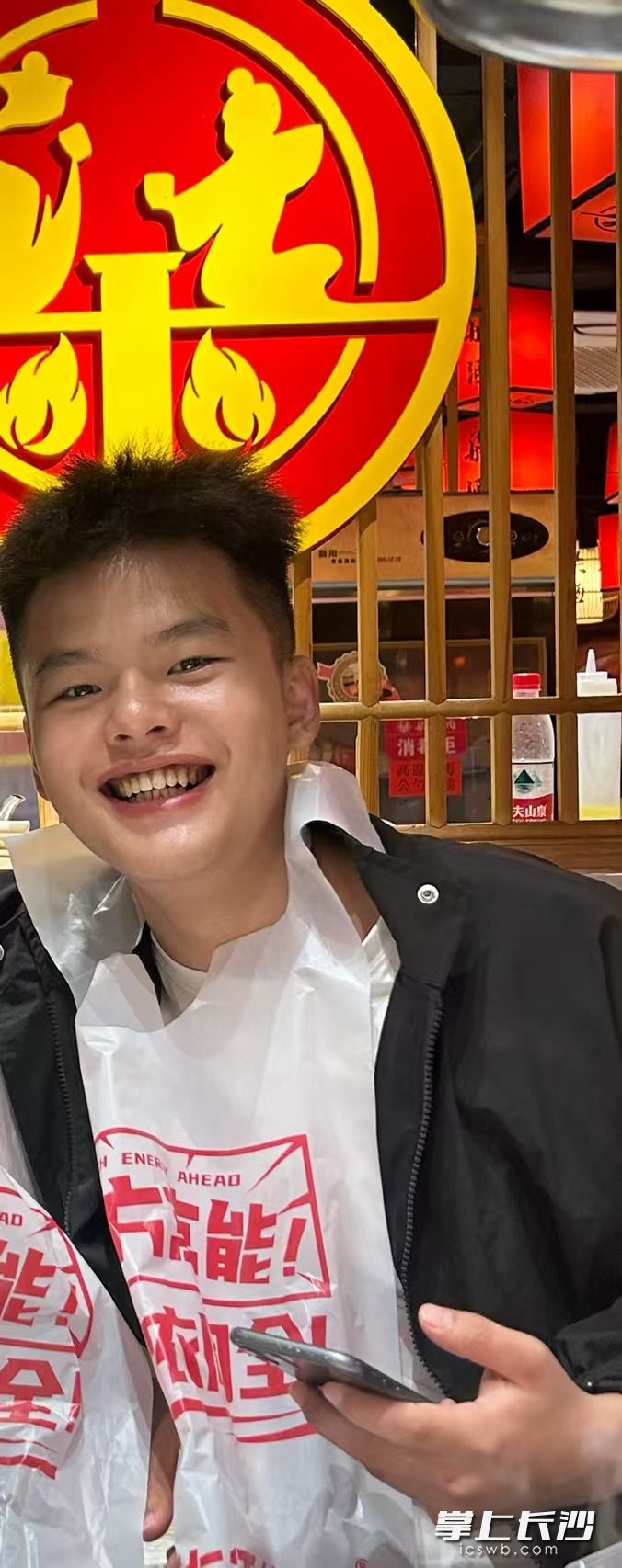 向可望近照。