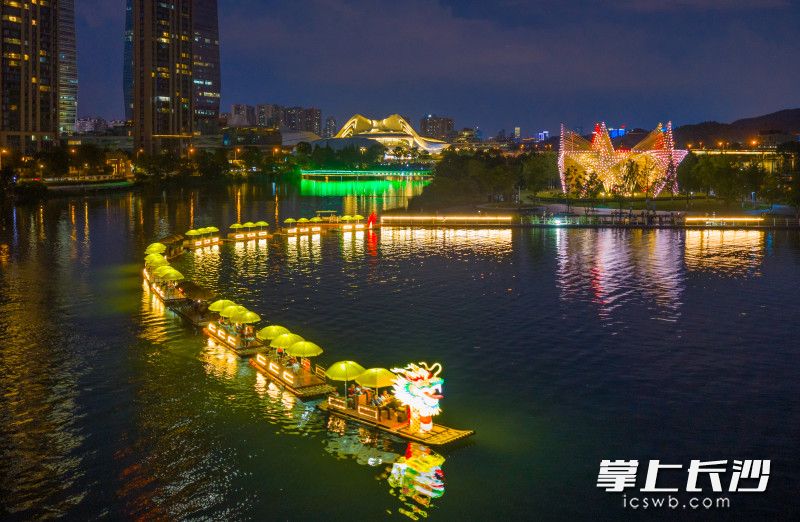 4日晚，龙船从节庆岛码头正式出发，沿梅溪湖水域航行，成为一道亮丽的风景线。 均为长沙晚报全媒体记者邹麟、郭雨滴摄