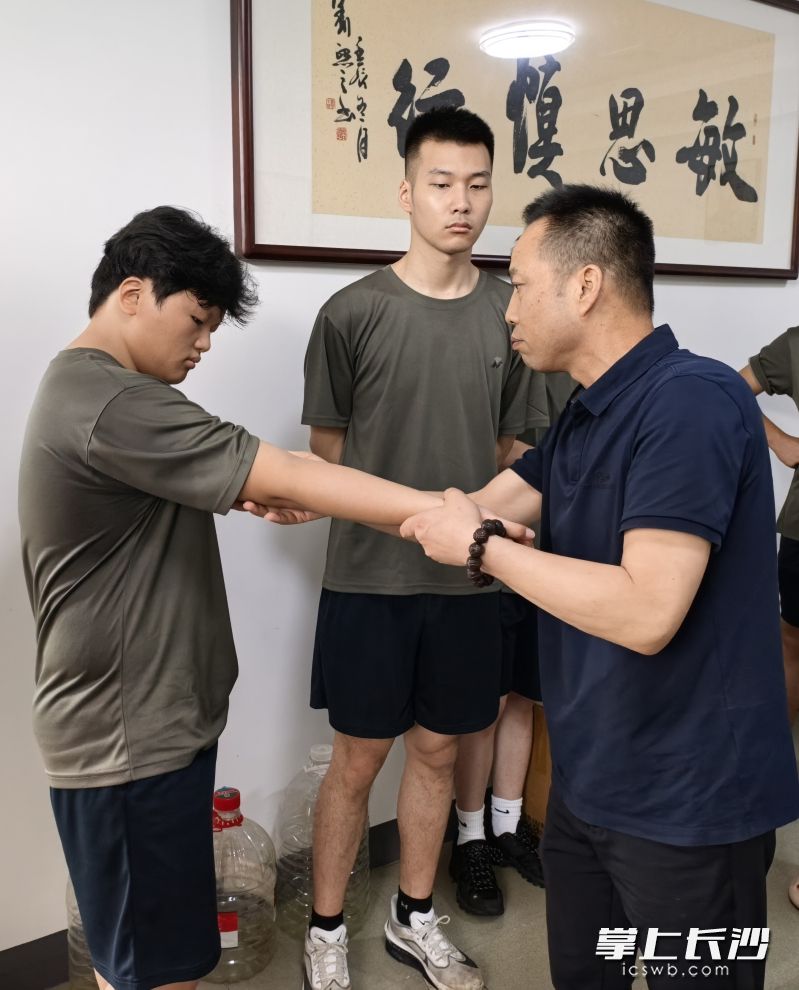 专家为学生进行专项训练。