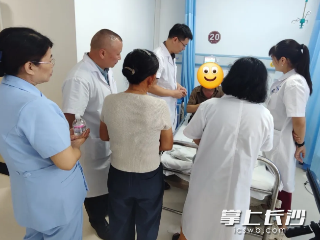 湖南省职业病防治院(南华大学附属职业病防治院)巡回医疗队成员、疼痛科主任朱剑带领医护人员查房并为患者治疗。 湖南省职业病防治院(南华大学附属职业病防治院)巡回医疗队成员、疼痛科主任朱剑带领医护人员查房并为患者治疗。