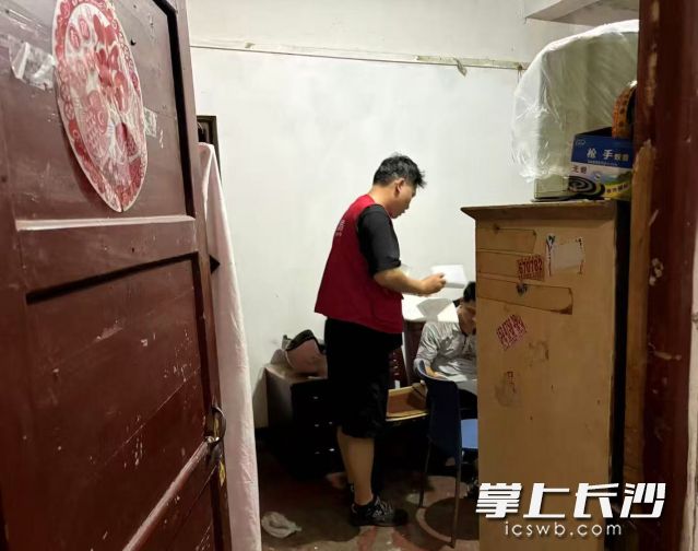 网格员们白天查隐患、夜间巡平安。