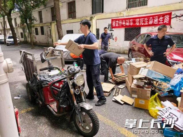 文艺路街道依托网格化治理体系，实行清单化闭环管理，全域拉网排查。  均为长沙晚报通讯员 张柳杉供图