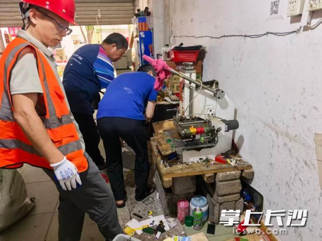 8月以来，街道网格员累计出动94人次开展“敲门行动”。