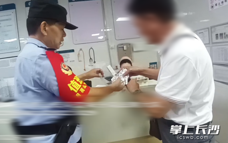 民警及时发现药物被吞服。