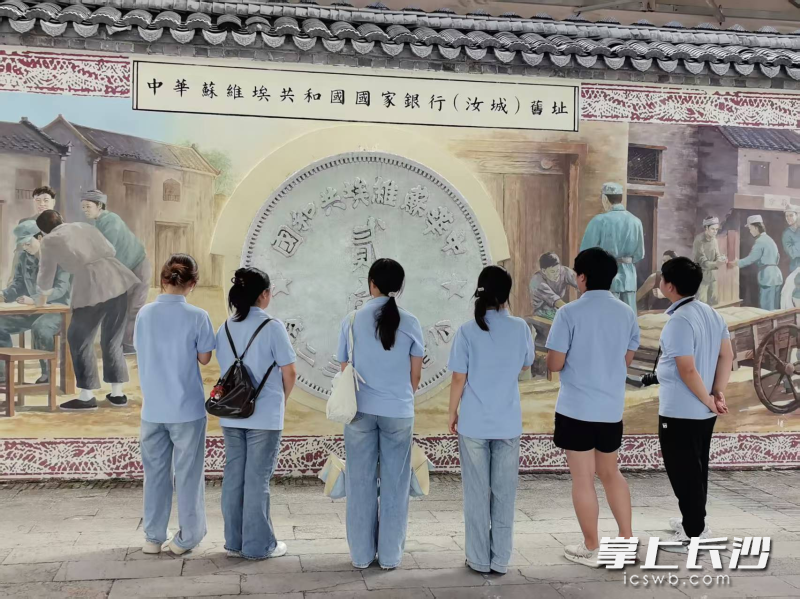 实践团成员实地调研“半条被子”故事发生旧址。
