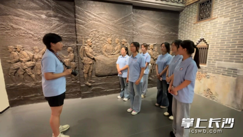 实践团成员情景再现还原当年的采访场景。均为长沙晚报通讯员桂燕妮供图