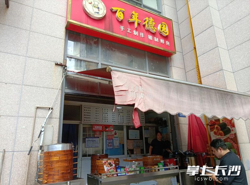 工作人员在沿街商铺查看瓶装液化气使用情况。