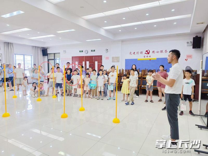 老师示范飞行“球形无人机”。
