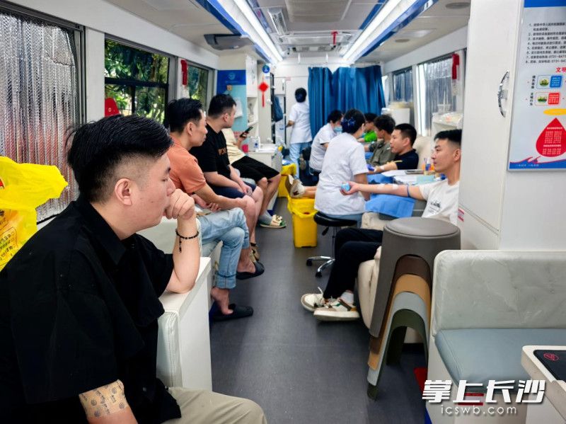 爱心人士正在流动献血车上参与无偿献血。