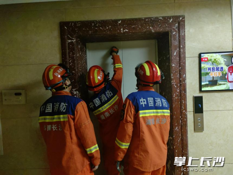 消防员正在处置故障电梯。 长沙晚报通讯员 朱伟强 供图