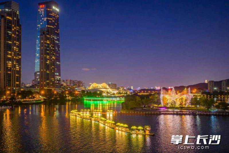 龙船缓缓前行，梅溪湖大剧院、梅澜坊商业街等地标依次从眼前掠过。 均为通讯员供图