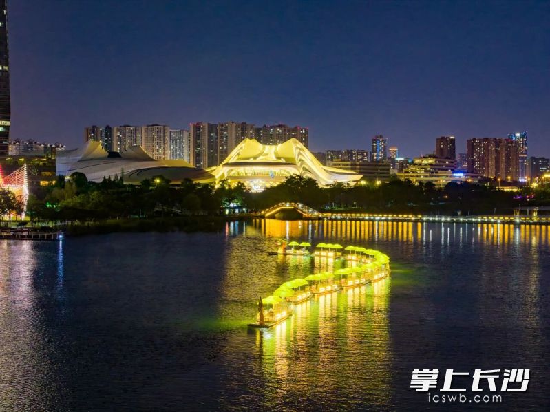 “龙游梅溪”龙船为长沙夜经济再添一抹亮色。