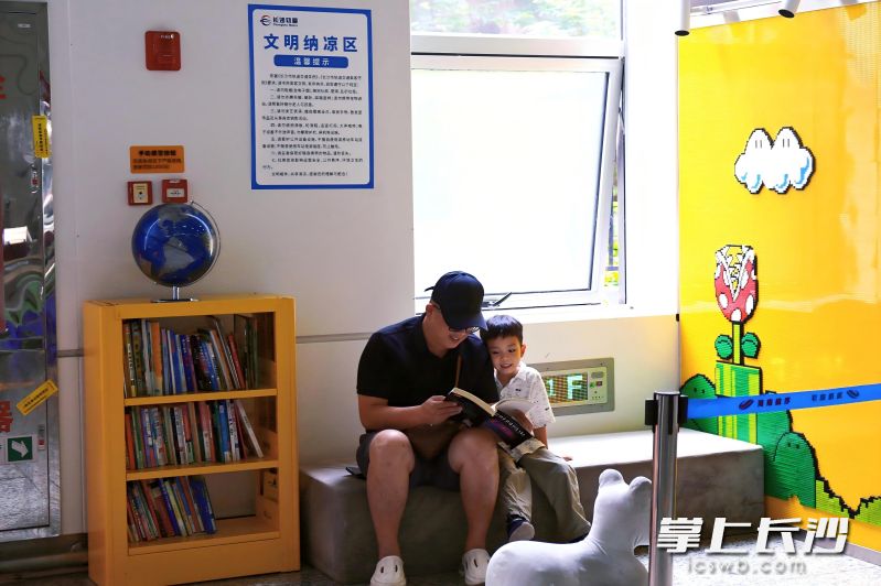 市民正在车站内纳凉。