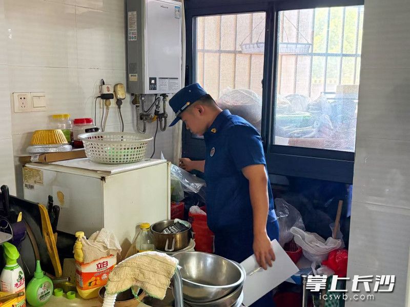 芙蓉区五里牌消防救援站班长贺文鑫正在检查燃气软管。 长沙晚报全媒体记者 徐珍珍 摄