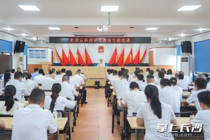 在含浦街道讲授树立和践行正确政绩观学习教育专题党课。均为 通讯员 周慧良 摄