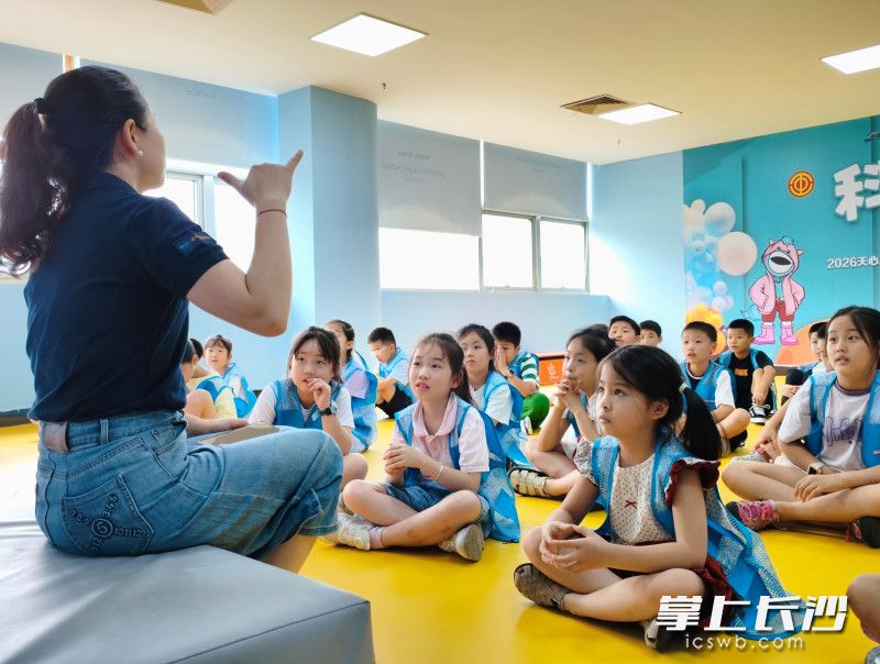“科创未来 工伴成长”2026年天心区总工会暑期职工子女托管现场，孩子们在认真听老师讲课。 均为长沙晚报通讯员王碧漪供图