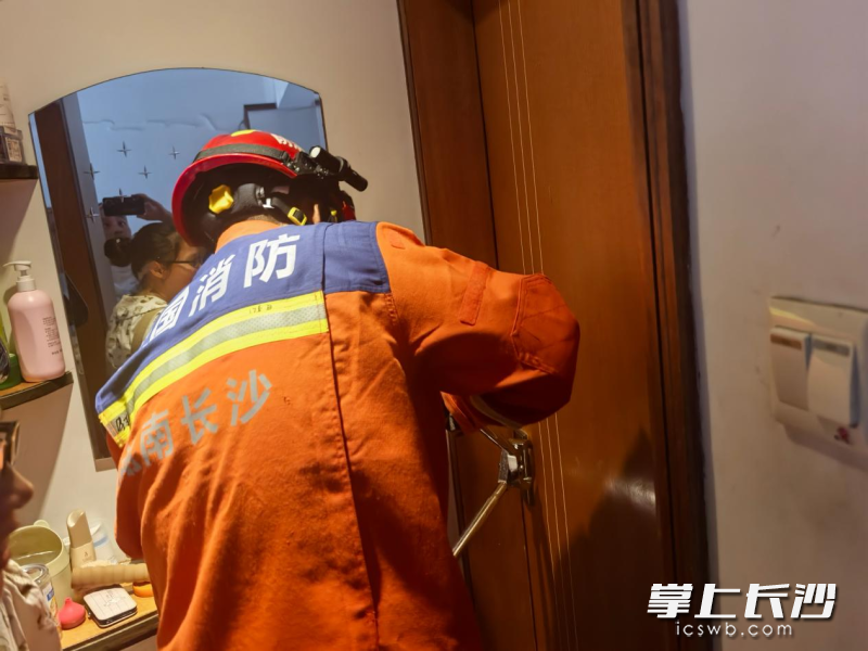 消防员在破门营救。 长沙晚报通讯员 罗佳旺 摄
