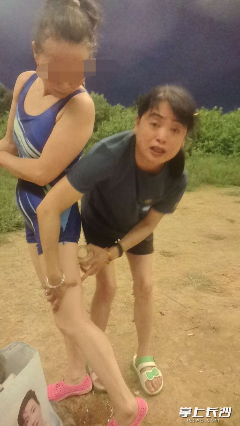 王秀倩在为伤者清洗伤口。 均为通讯员 曾劲玉 供图
