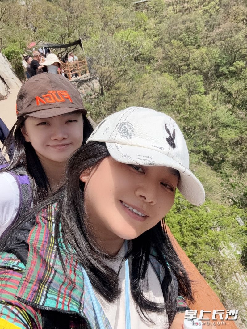 汤卫红和女儿在一起。 受访者供图