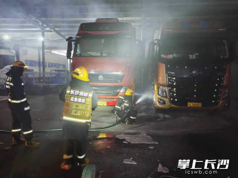 消防员正在处置火情。通讯员 王磊 摄