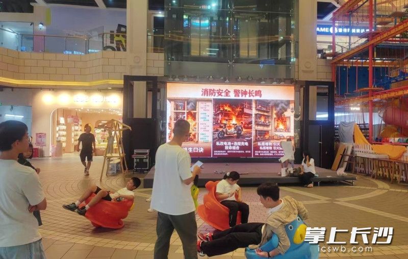 市民在观看屏幕内容。