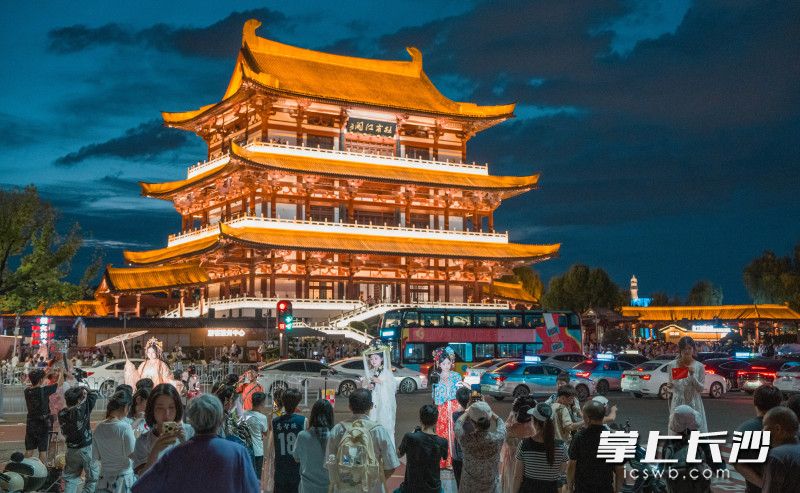 8月3日傍晚，杜甫江阁旁，前来旅拍的游客络绎不绝。 均为长沙晚报全媒体记者邹麟、郭雨滴摄