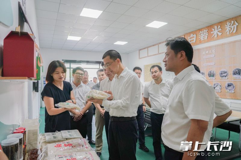 在白箬米粉厂了解乡村产业发展情况。
