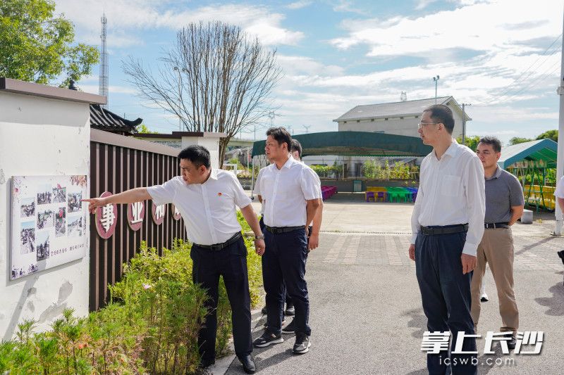 在胜和村了解党建引领基层治理工作。均为通讯员 周慧良 摄