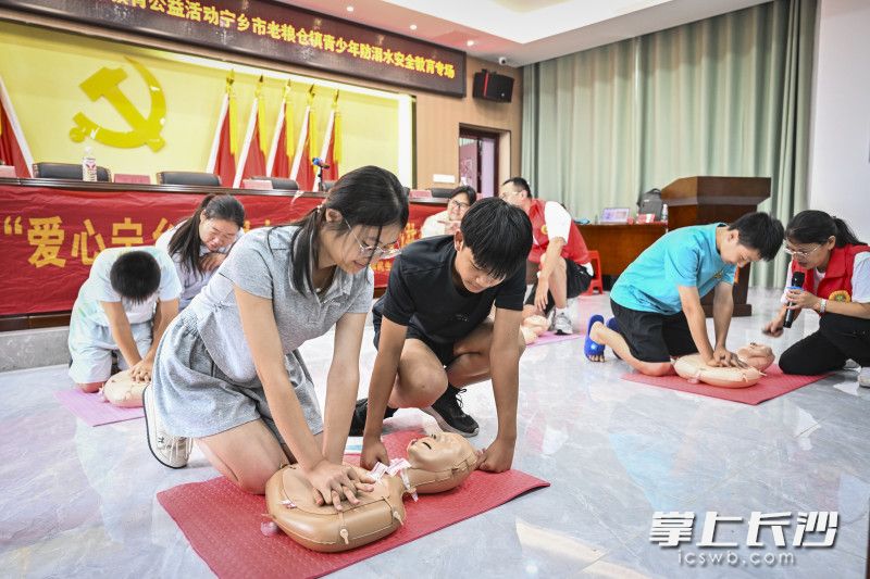 孩子们在医生指导下学习、体验心肺复苏技能。