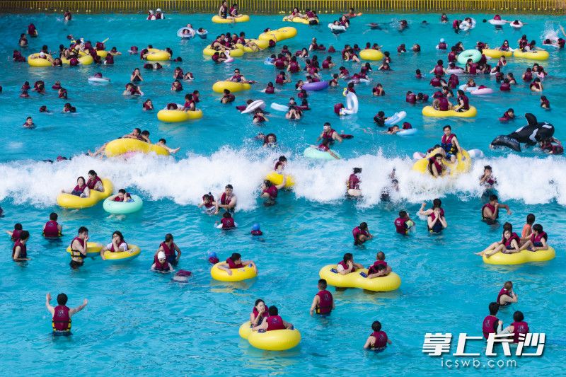 “巨浪”打来，游客们在体验清凉。
