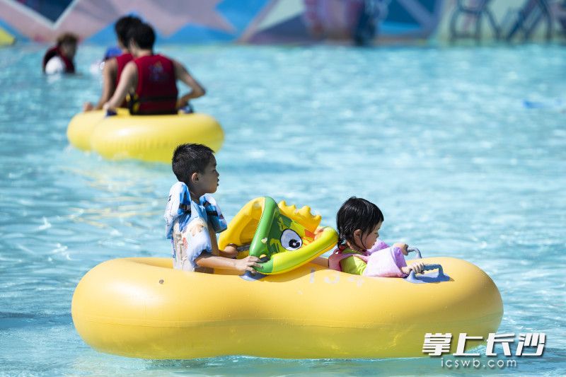 传统造浪等设施之外，还开设了抓鱼大赛、颠球大战等游戏环节。