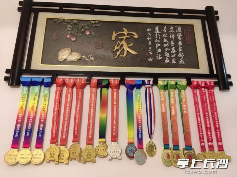 虽然年龄不大，熊梓嫣已经金牌拿到手软，是一名有足够参赛经验的“老选手”。