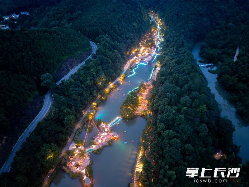 浏阳野谷夜光漂流，今夏最出片的“水上极光”。 长沙晚报全媒体记者 周数邑 摄