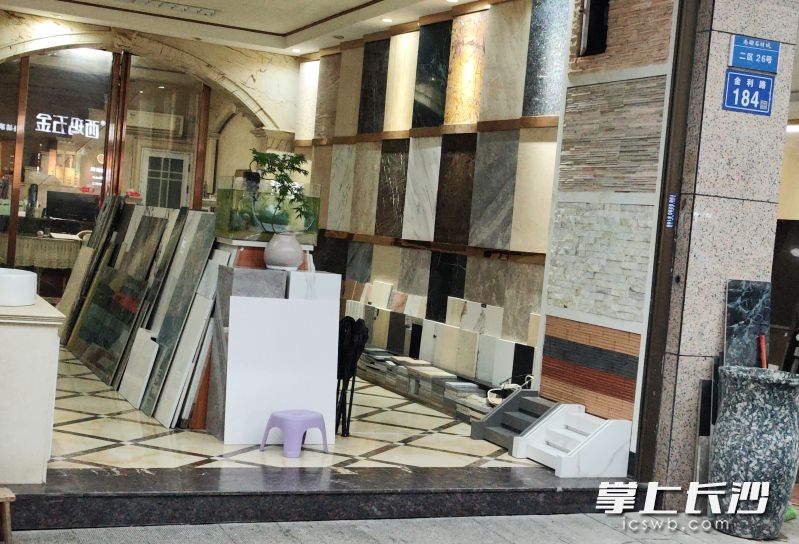 长沙某石材专营门店内，摆满了各种款式的产品。但对于新国标，不少商户还不熟悉。